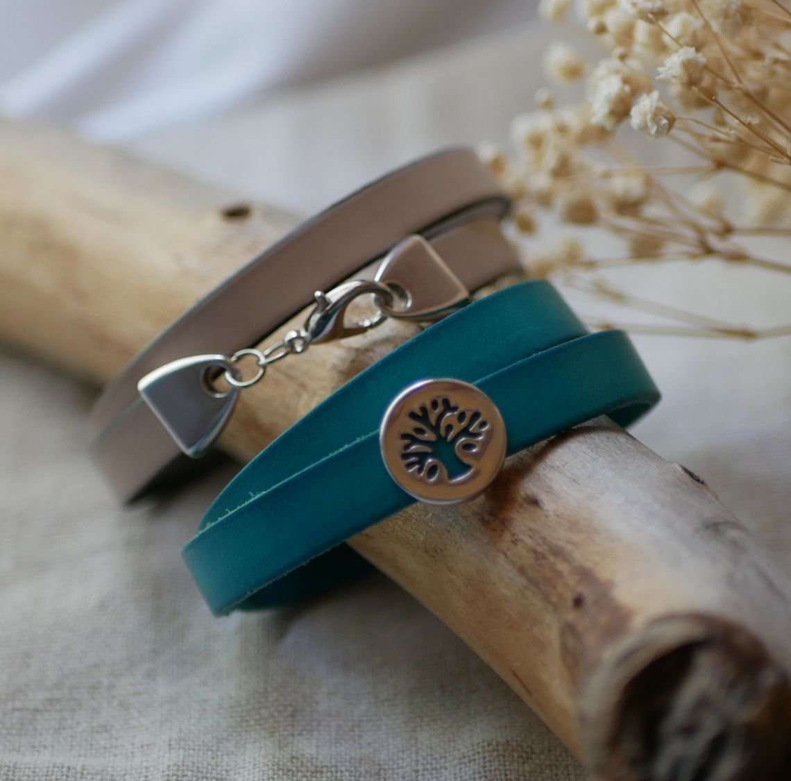 Pulseira de couro personalizada decorada com um cabochão da árvore da vida