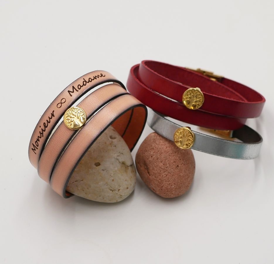 Pulseira de couro personalizada decorada com uma árvore dourada da vida 