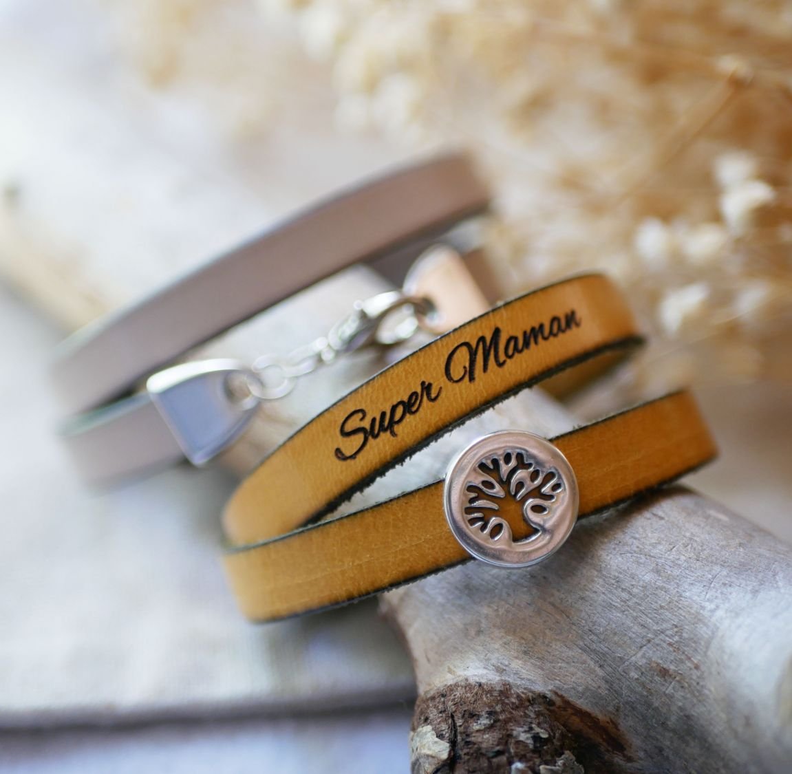 Pulseira de couro personalizada decorada com um cabochão da árvore da vida