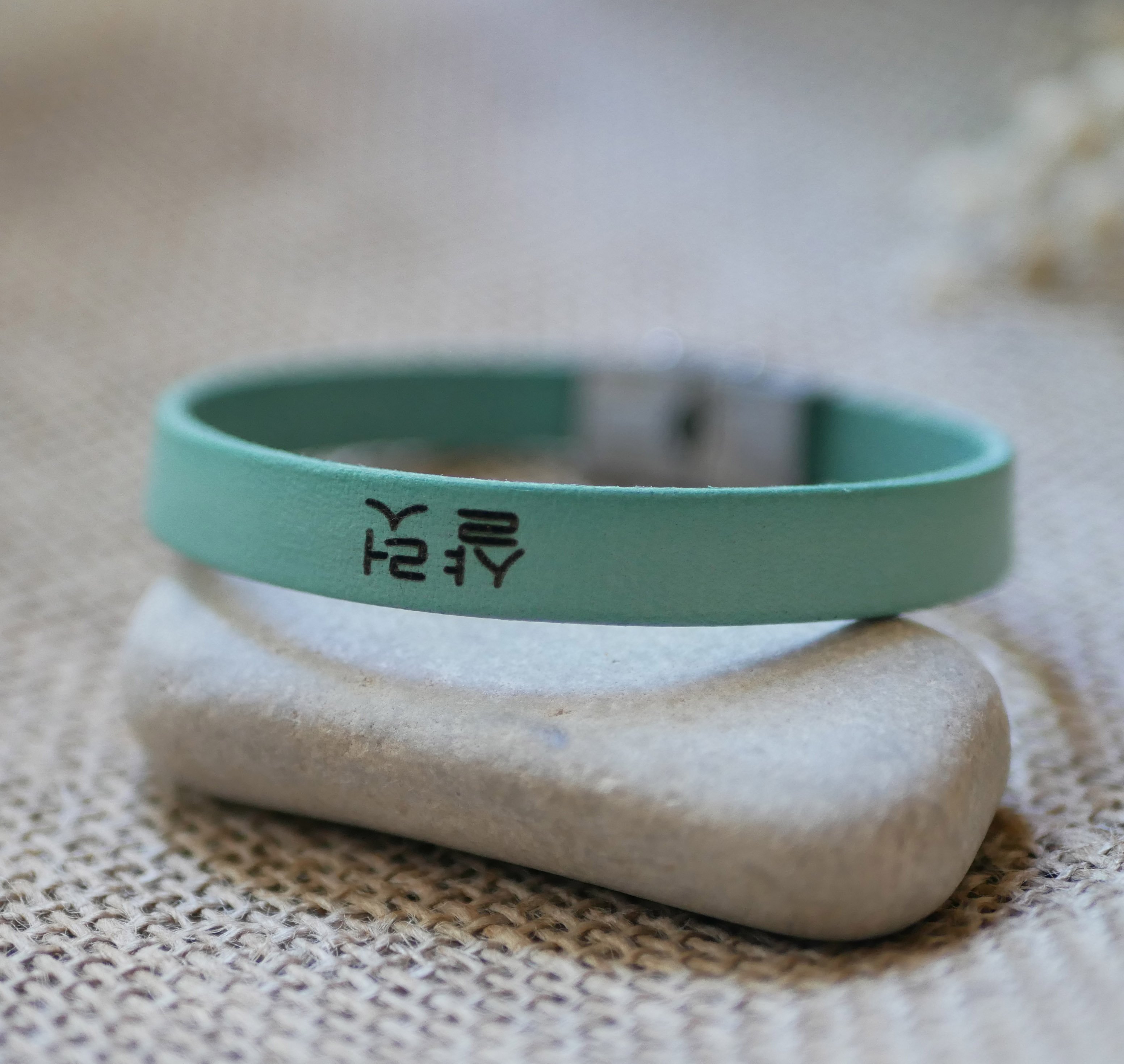 Pulseira com nome de fã de kpop coreano em pele para personalizar