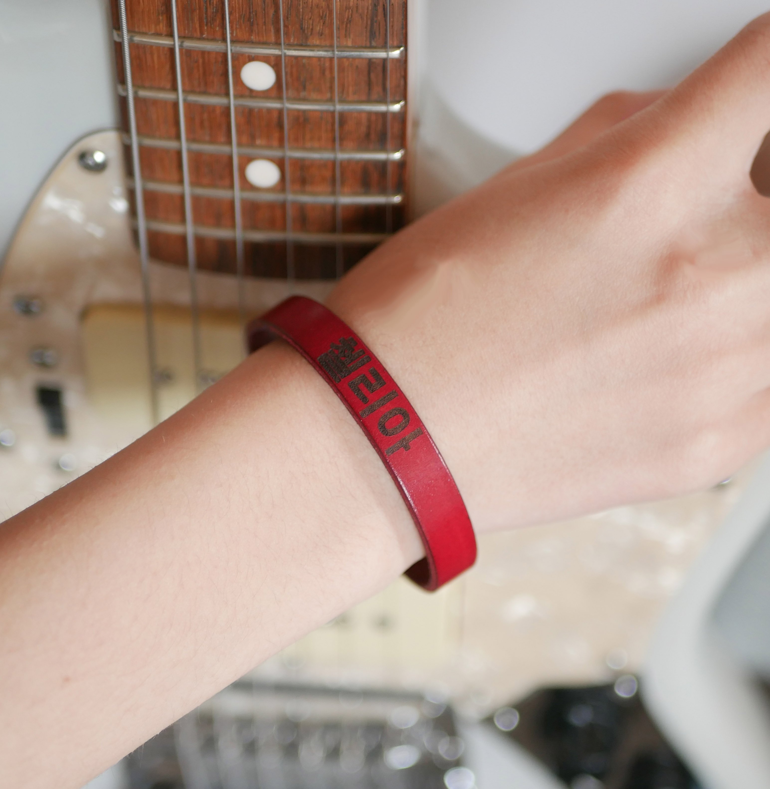 Pulseira com nome de f&atilde; de kpop coreano em pele para personalizar