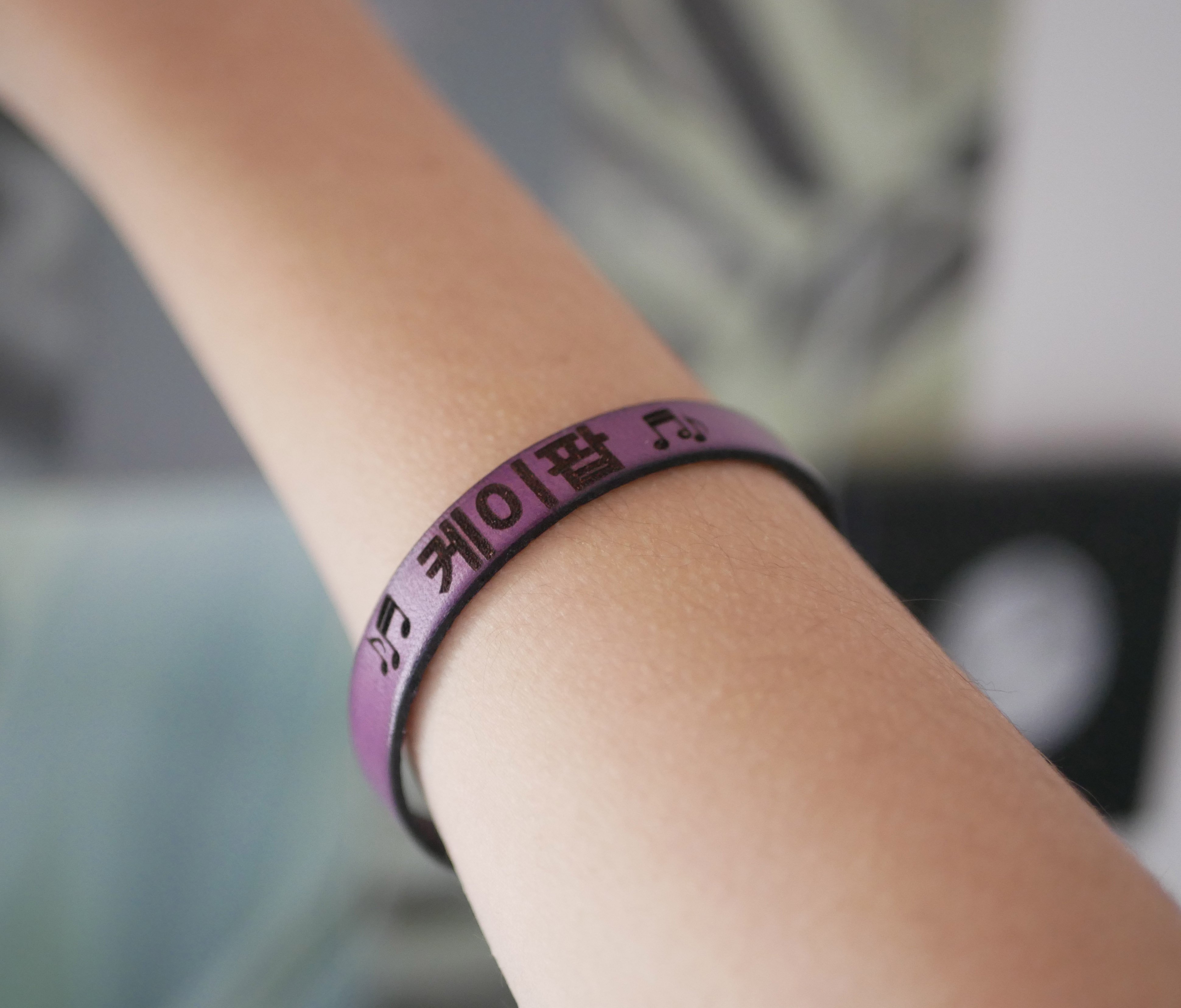 Pulseira com nome de fã de kpop coreano em pele para personalizar