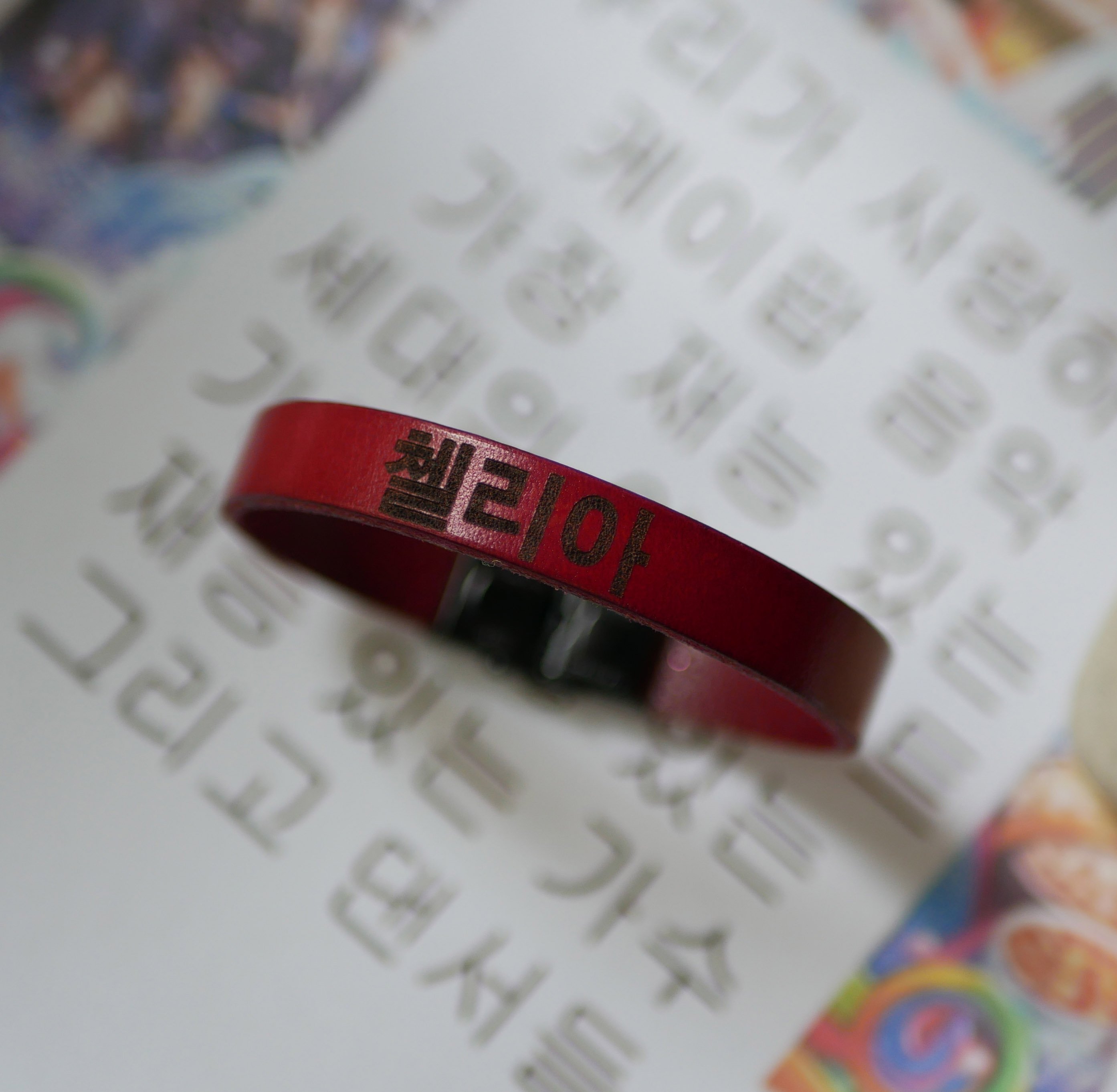 Pulseira com nome de f&atilde; de kpop coreano em pele para personalizar
