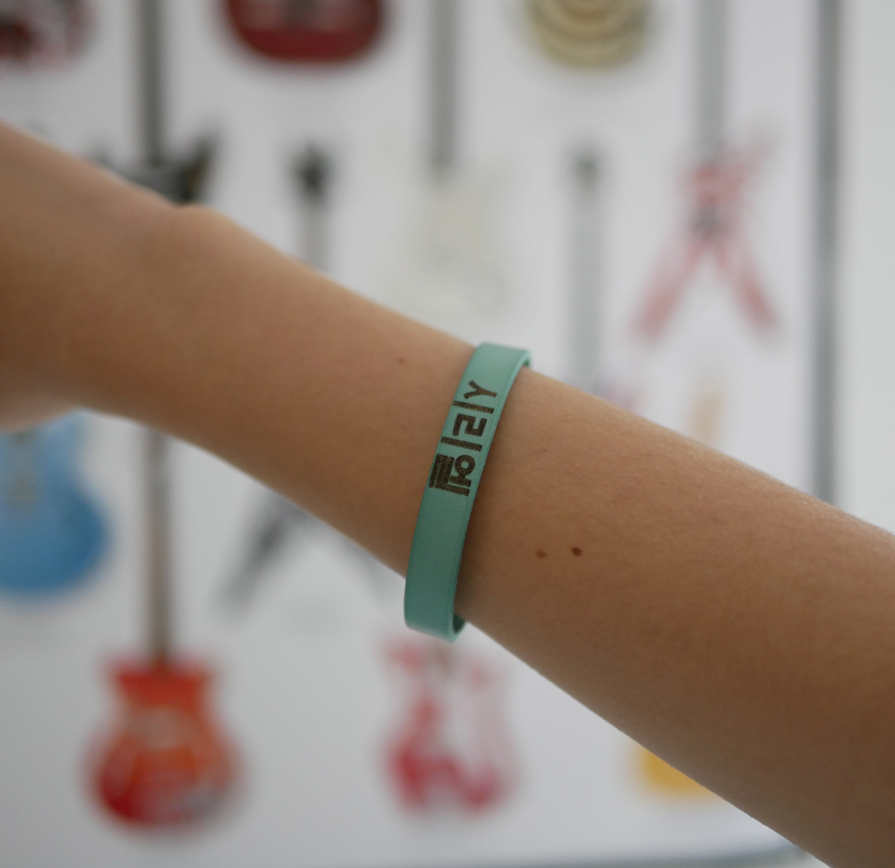 Pulseira com nome de fã de kpop coreano em pele para personalizar