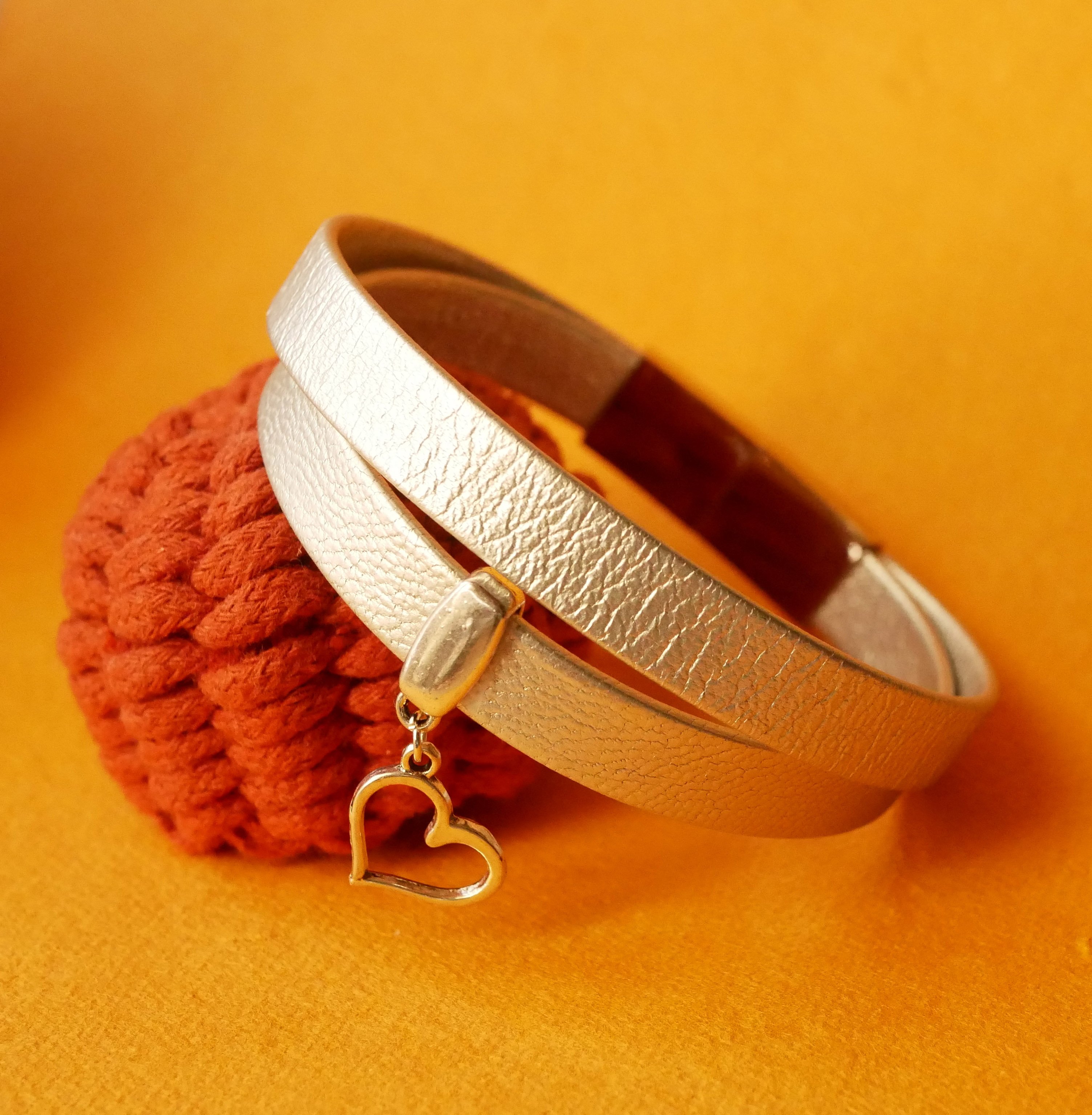 Bracelete dupla em pele flexível, prateada, com pendente à escolha