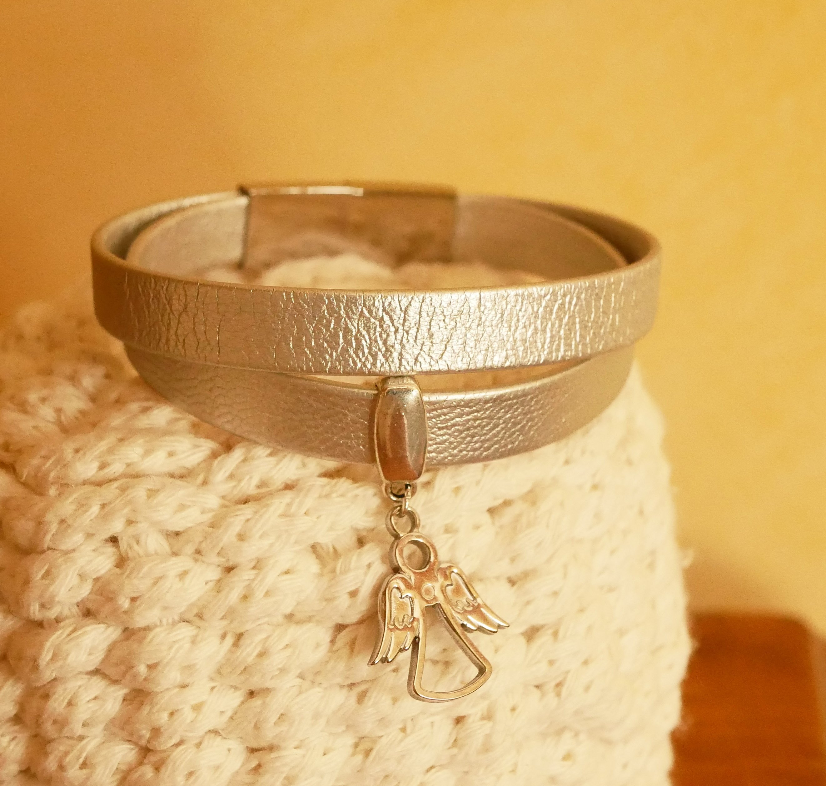 Bracelete dupla em pele flexível, prateada, com pendente à escolha