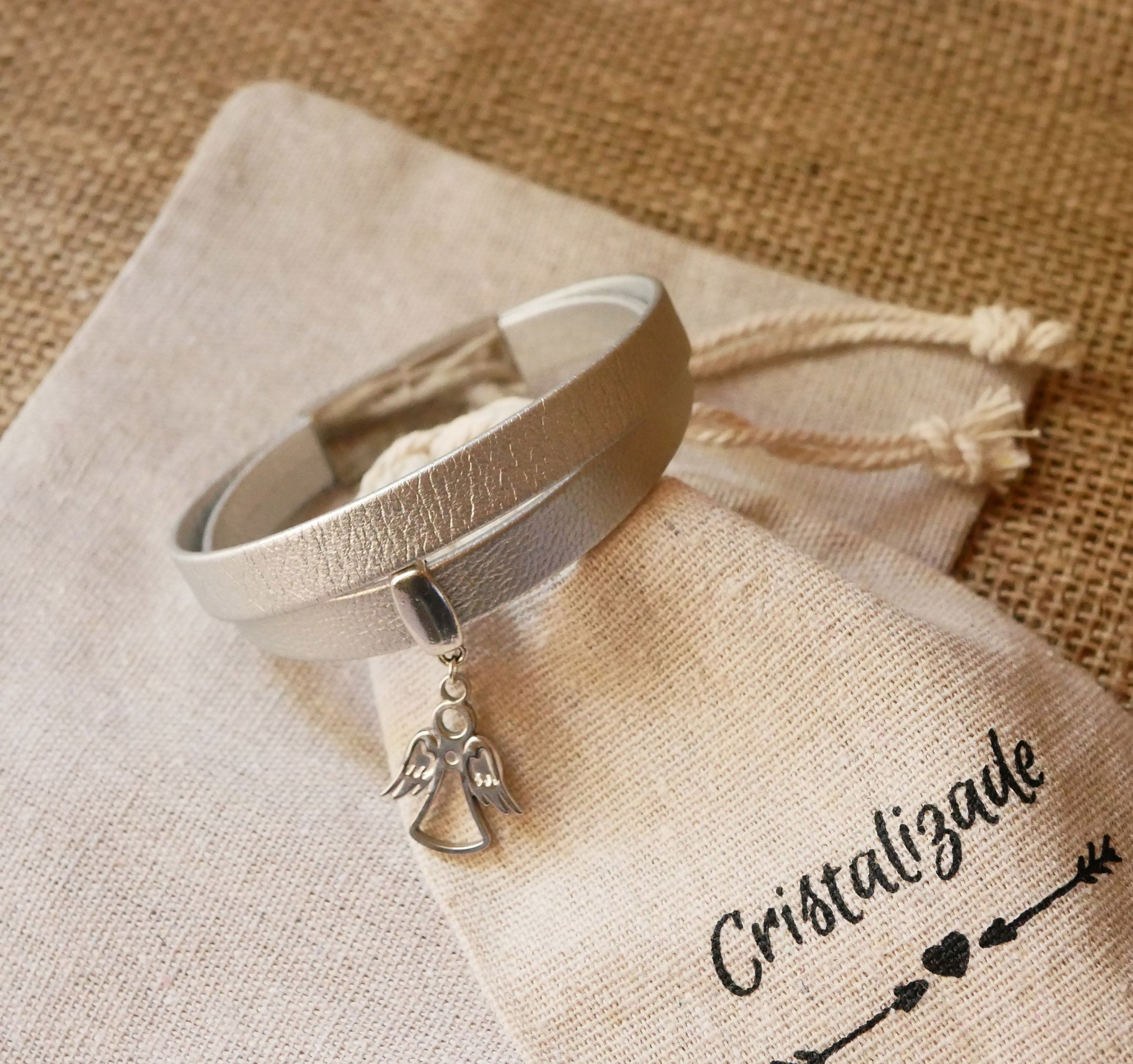 Bracelete dupla em pele flexível, prateada, com pendente à escolha