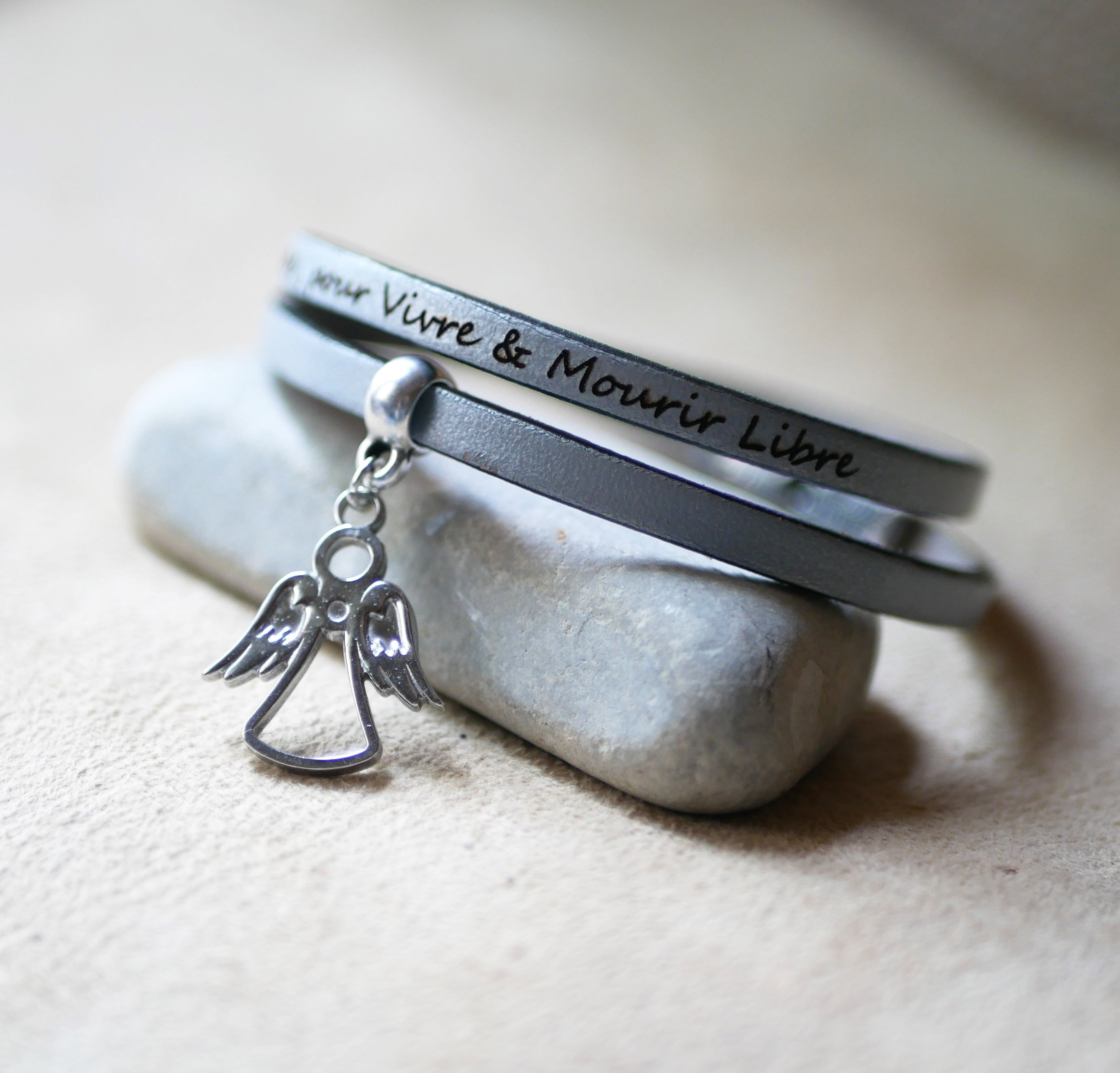 Pulseira de couro de 2 voltas com berloque grav&aacute;vel