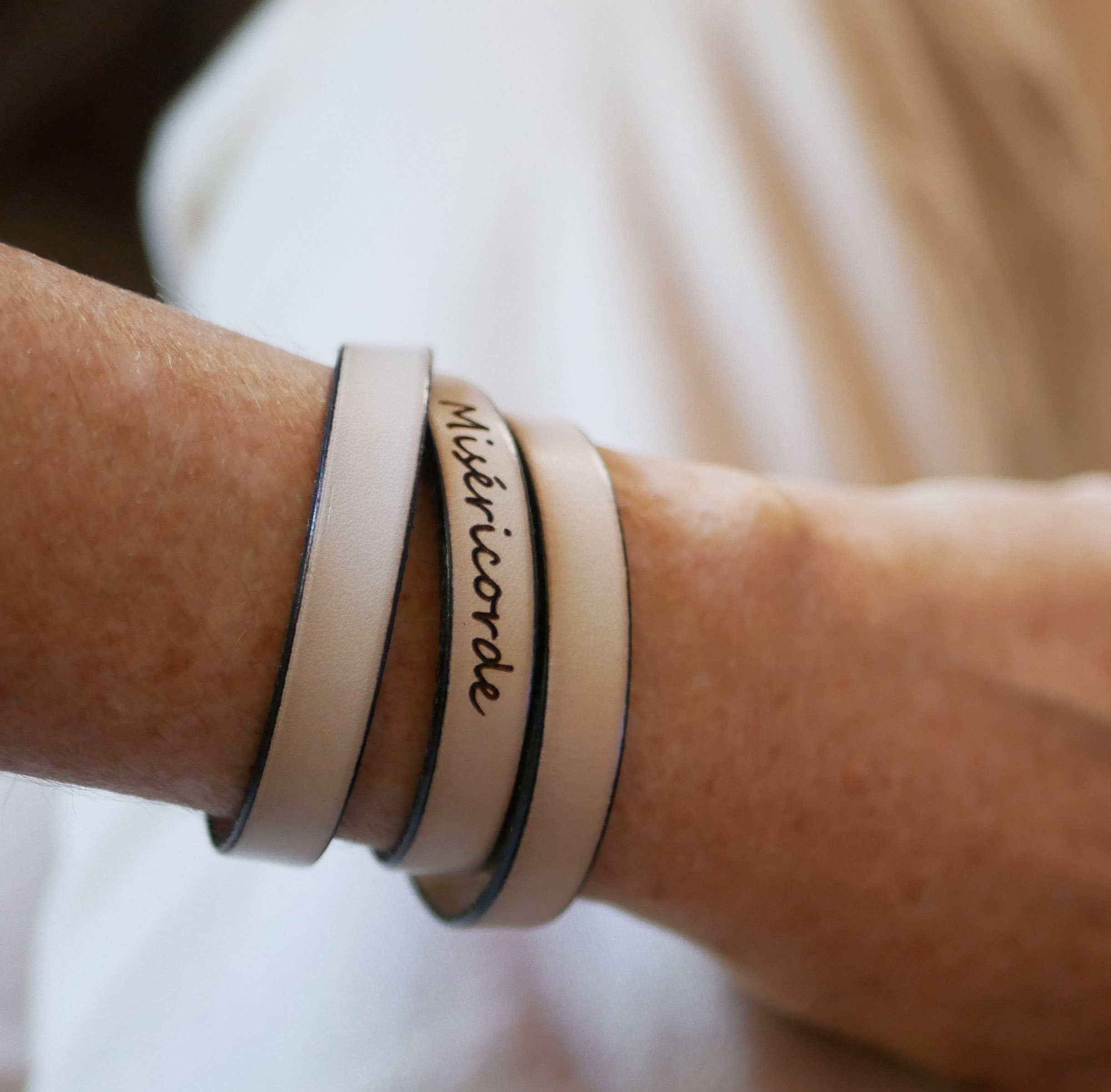 Pulseira de couro triplica o homem ou a mulher para ser personalizado fecho ajustável