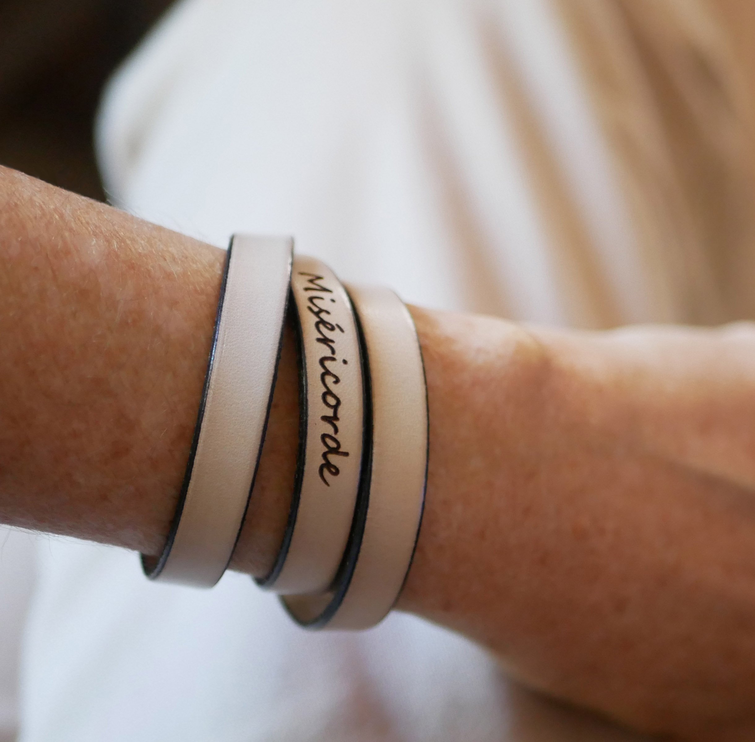 Pulseira de couro triplica o homem ou a mulher para ser personalizado fecho ajustável