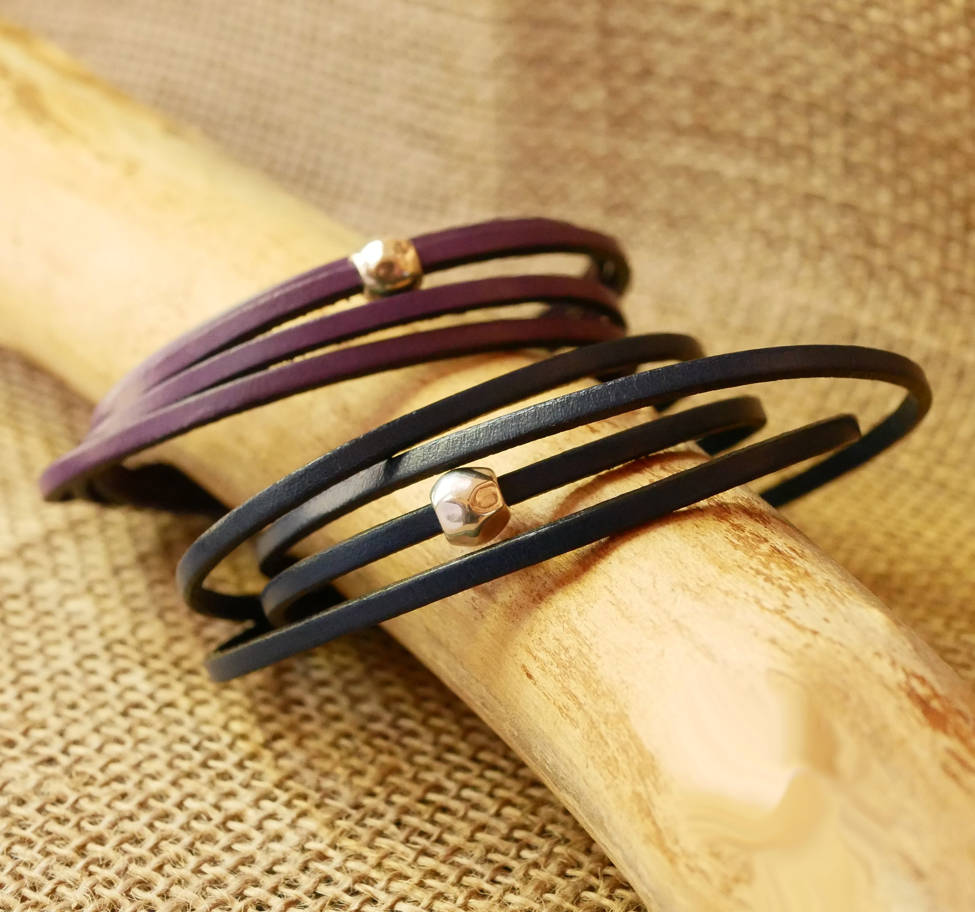 Bracelete em pele muito fina, dupla volta com p&eacute;rola 