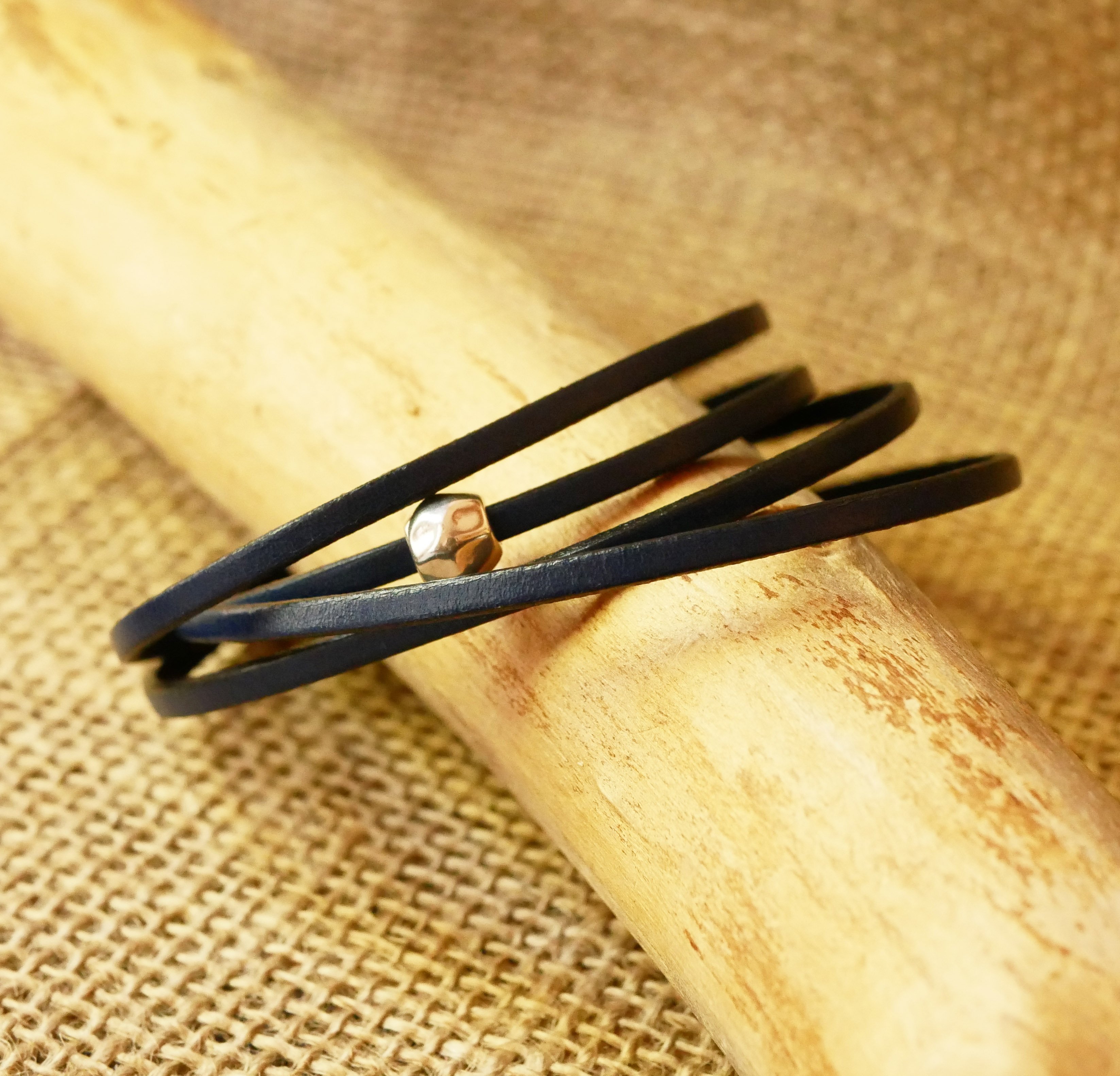 Bracelete em pele muito fina, dupla volta com p&eacute;rola 