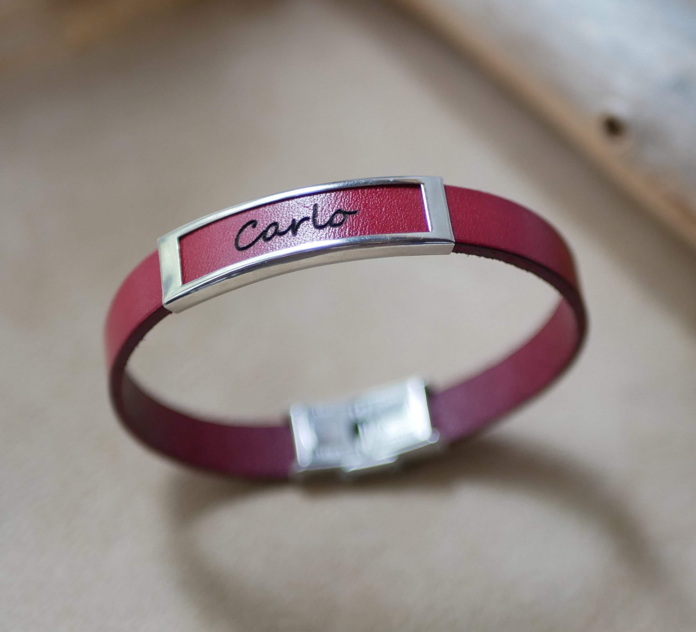 Bracelete em pele com armação em aço inoxidável gravada com um nome próprio ou uma palavra 