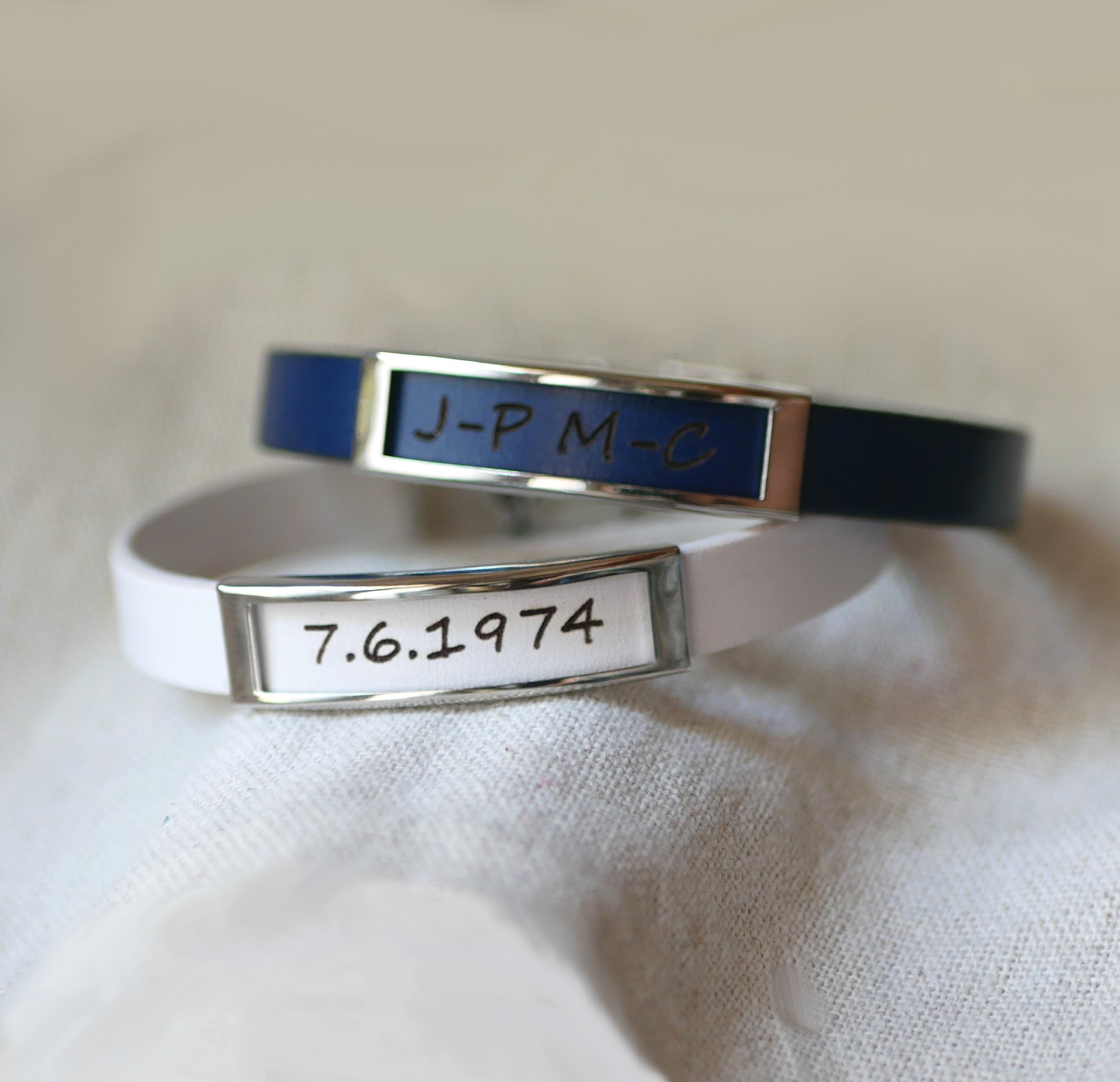 Bracelete em pele com arma&ccedil;&atilde;o em a&ccedil;o inoxid&aacute;vel gravada com um nome pr&oacute;prio ou uma palavra 