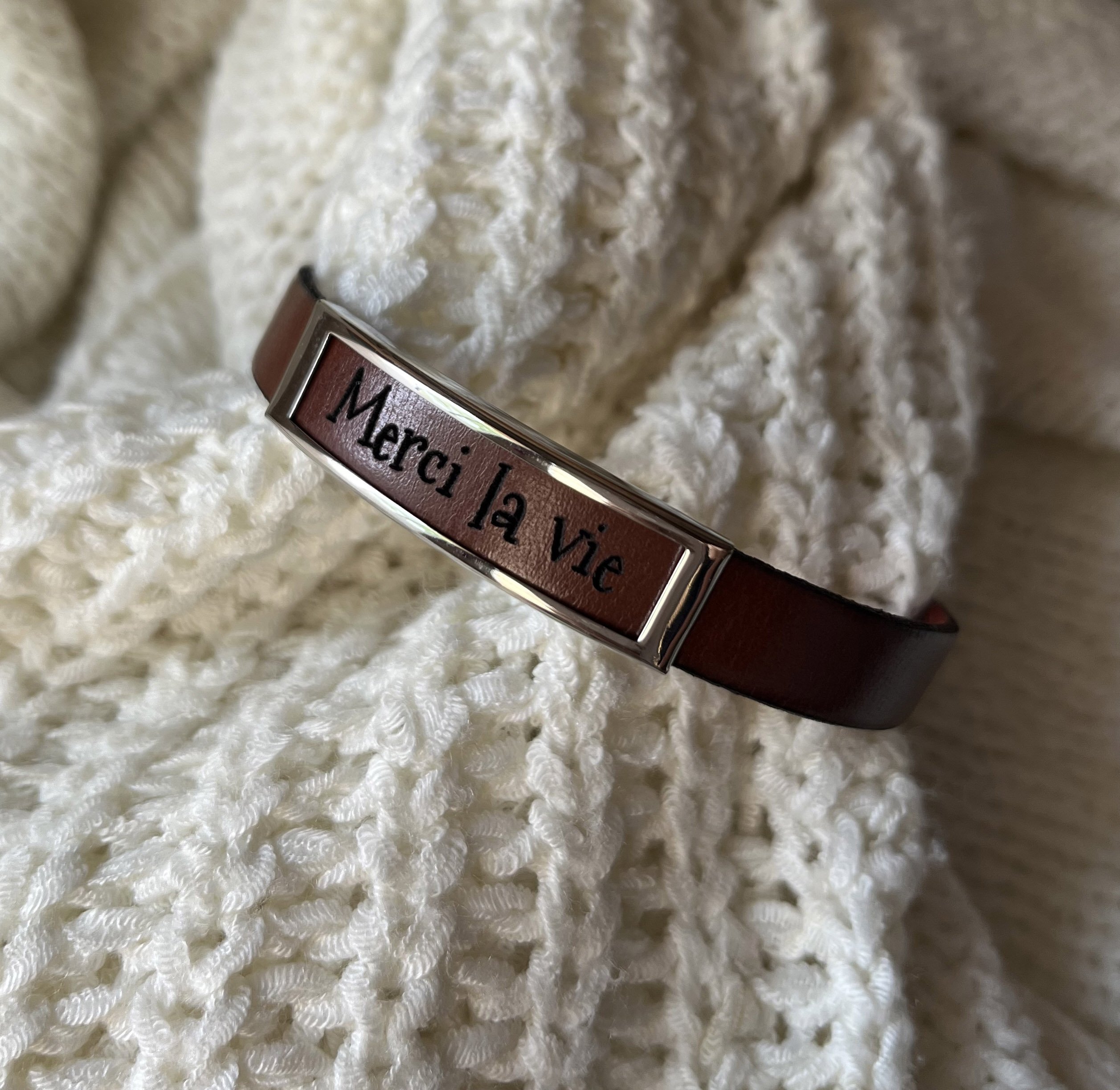 Bracelete em pele com arma&ccedil;&atilde;o em a&ccedil;o inoxid&aacute;vel gravada com um nome pr&oacute;prio ou uma palavra 