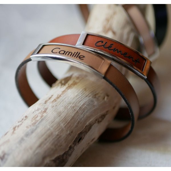 Bracelete em pele com arma&ccedil;&atilde;o em a&ccedil;o inoxid&aacute;vel gravada com um nome pr&oacute;prio ou uma palavra 