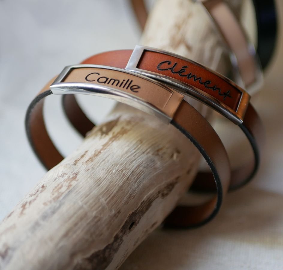 Bracelete em pele com armação em aço inoxidável gravada com um nome próprio ou uma palavra 