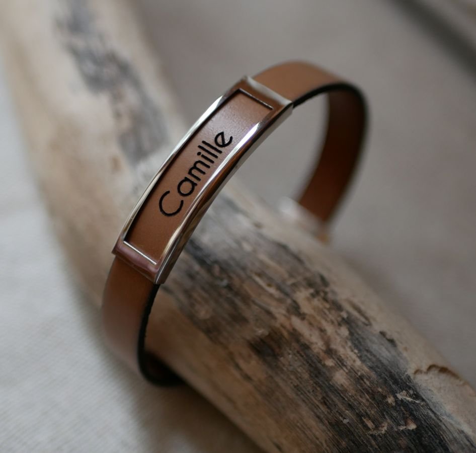 Bracelete em pele com armação em aço inoxidável gravada com um nome próprio ou uma palavra 