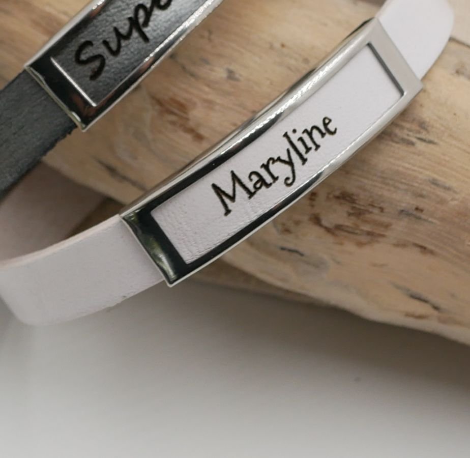 Bracelete em pele com armação em aço inoxidável gravada com um nome próprio ou uma palavra 