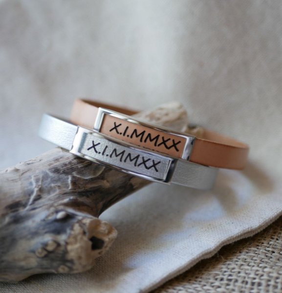 Bracelete em pele com arma&ccedil;&atilde;o em a&ccedil;o inoxid&aacute;vel gravada com um nome pr&oacute;prio ou uma palavra 