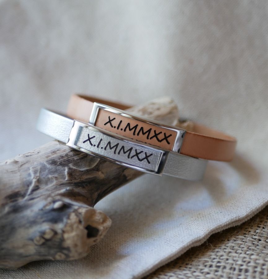 Bracelete em pele com armação em aço inoxidável gravada com um nome próprio ou uma palavra 