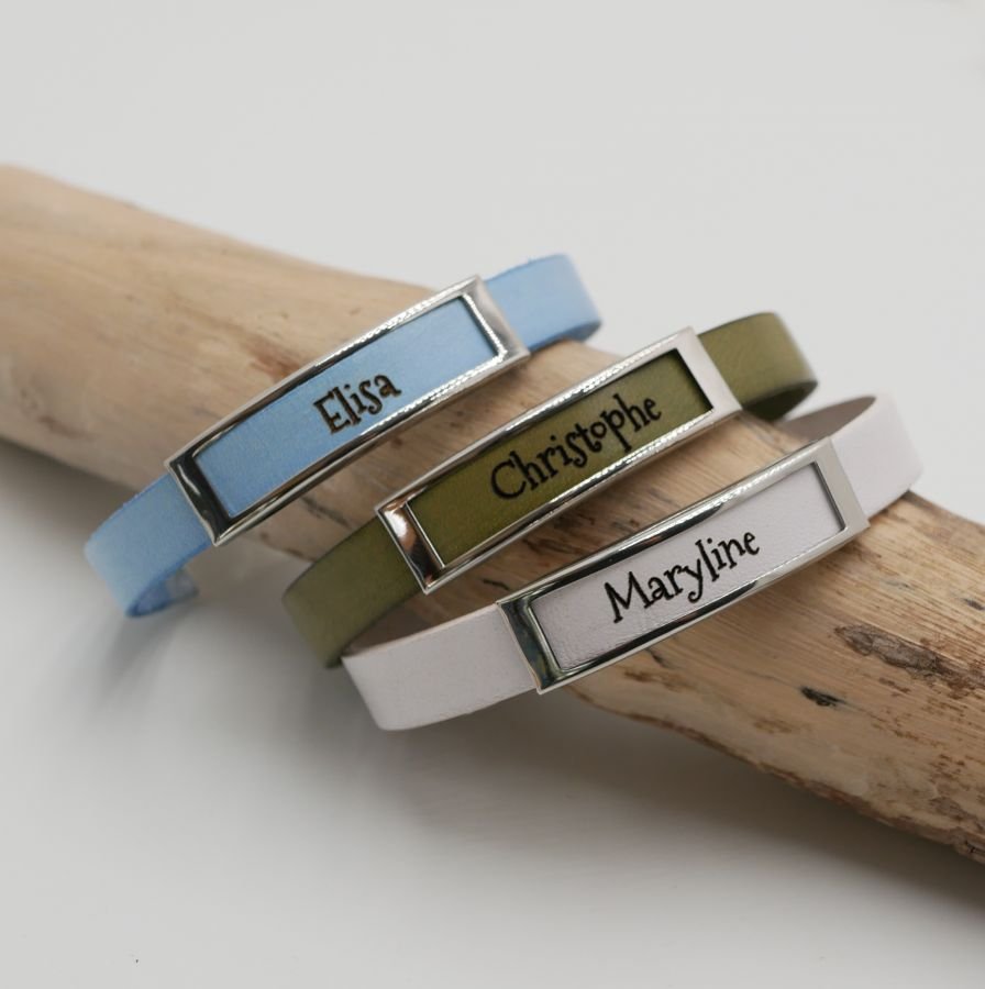 Bracelete em pele com armação em aço inoxidável gravada com um nome próprio ou uma palavra 