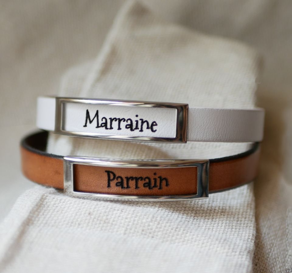 Bracelete em pele com armação em aço inoxidável gravada com um nome próprio ou uma palavra 