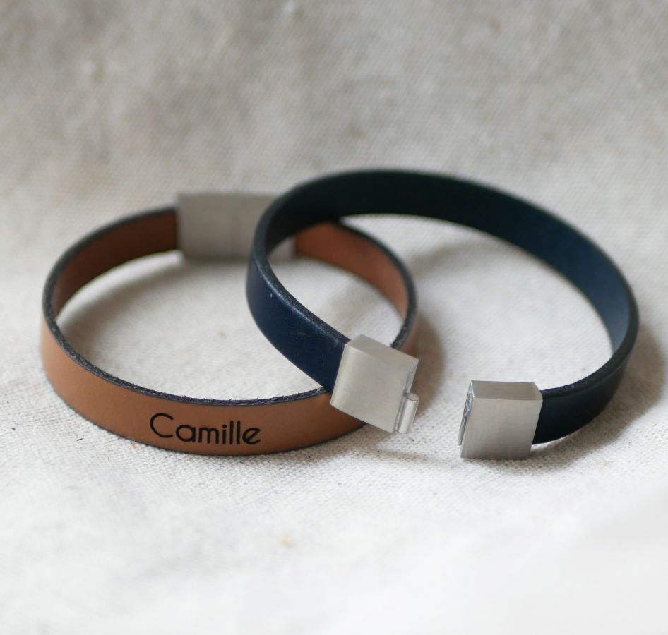 Pulseira em pele para ser personalizada através da gravação de elegante fecho magnético