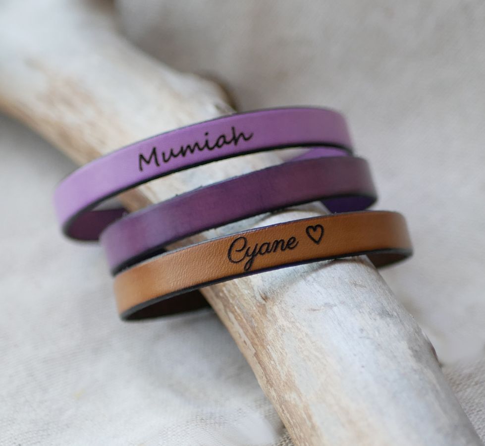 Pulseira em pele para ser personalizada através da gravação de elegante fecho magnético