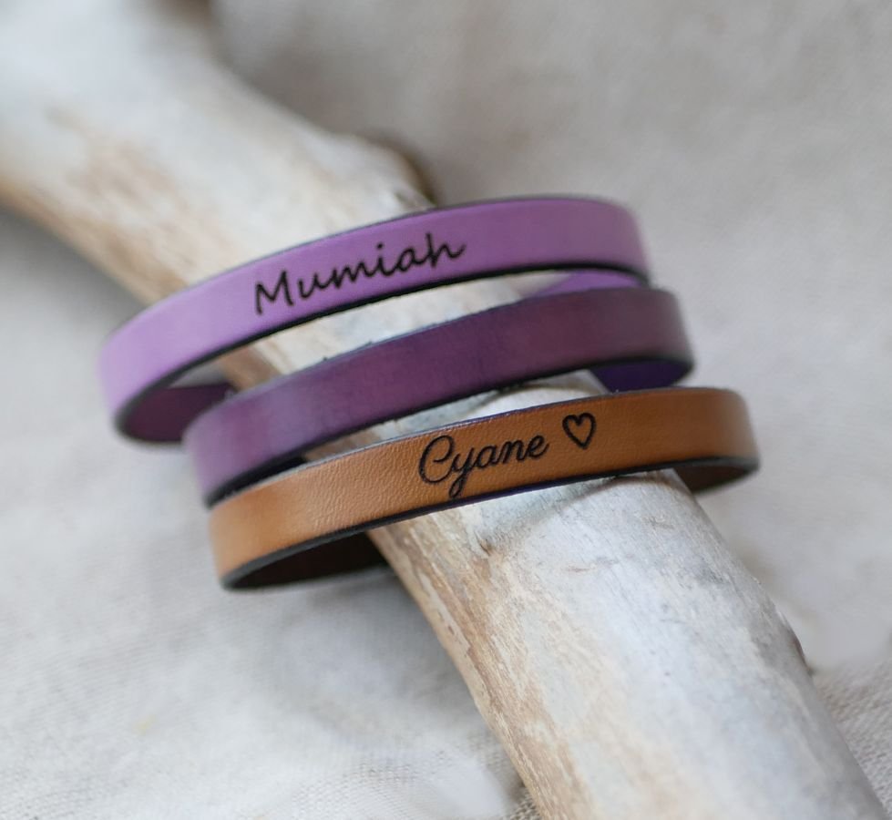 Pulseira em pele para ser personalizada através da gravação de elegante fecho magnético