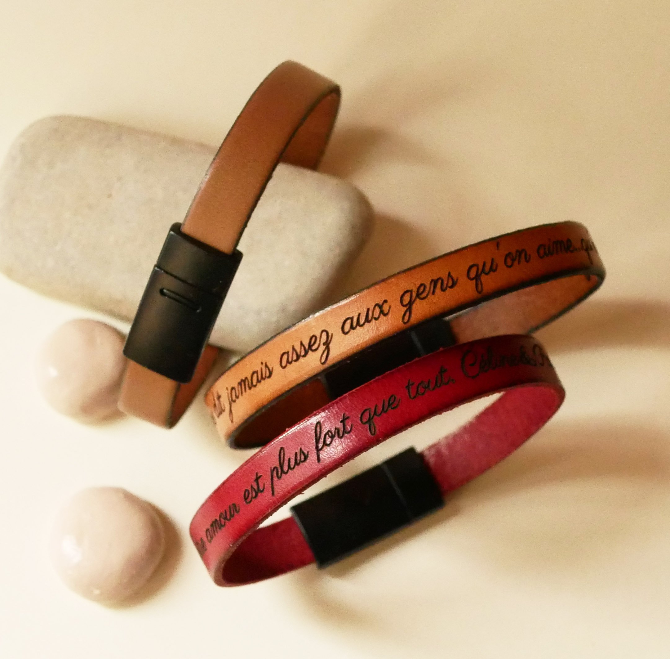 Pulseira em pele para personalizar com grava&ccedil;&atilde;o Fecho magn&eacute;tico preto