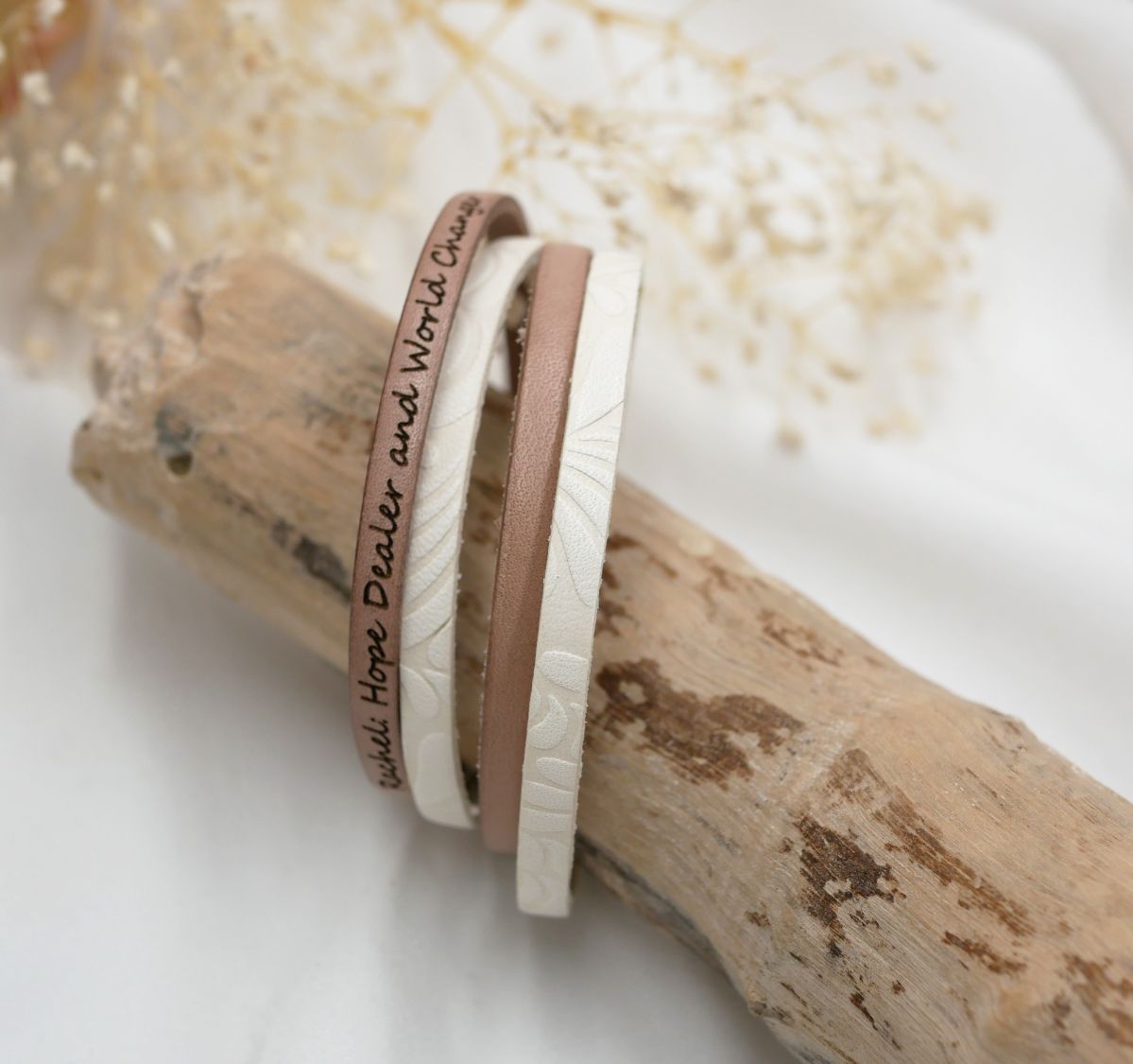 Pulseira dupla de couro branco com relevo e cor à sua escolha para ser personalizada através de gravação