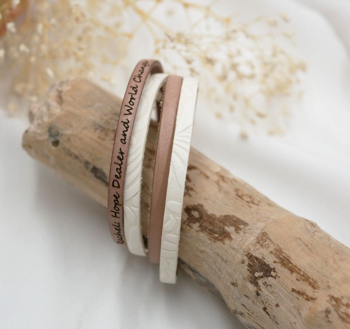 Pulseira dupla de couro branco com relevo e cor à sua escolha para ser personalizada através de gravação