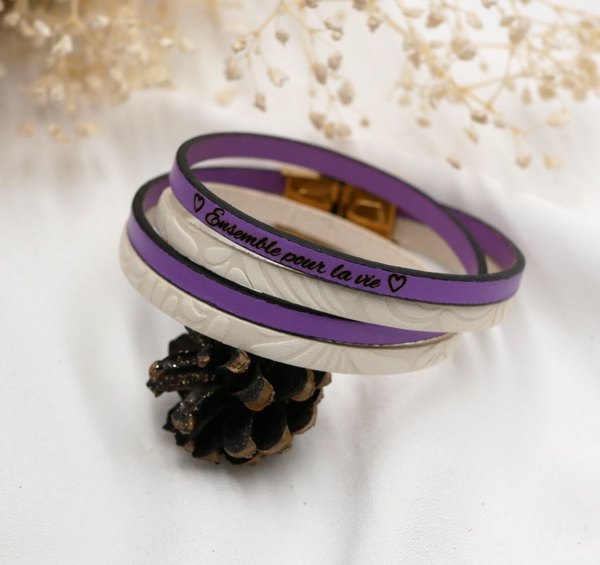 Pulseira dupla de couro branco com relevo e cor à sua escolha para ser personalizada através de gravação