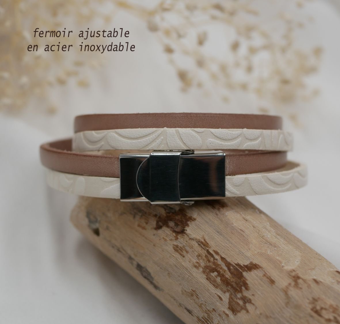 Pulseira dupla de couro branco com relevo e cor à sua escolha para ser personalizada através de gravação
