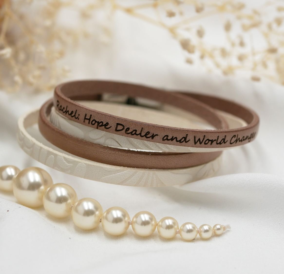 Pulseira dupla de couro branco com relevo e cor à sua escolha para ser personalizada através de gravação
