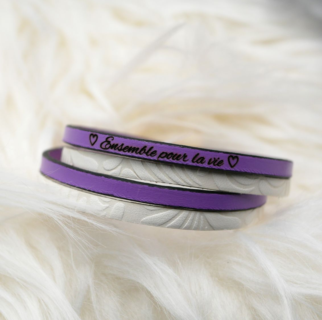 Pulseira dupla de couro branco com relevo e cor à sua escolha para ser personalizada através de gravação