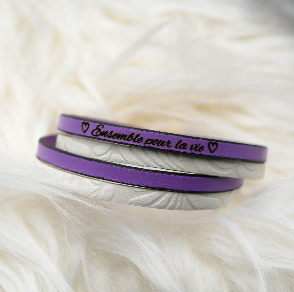 Pulseira dupla de couro branco com relevo e cor à sua escolha para ser personalizada através de gravação