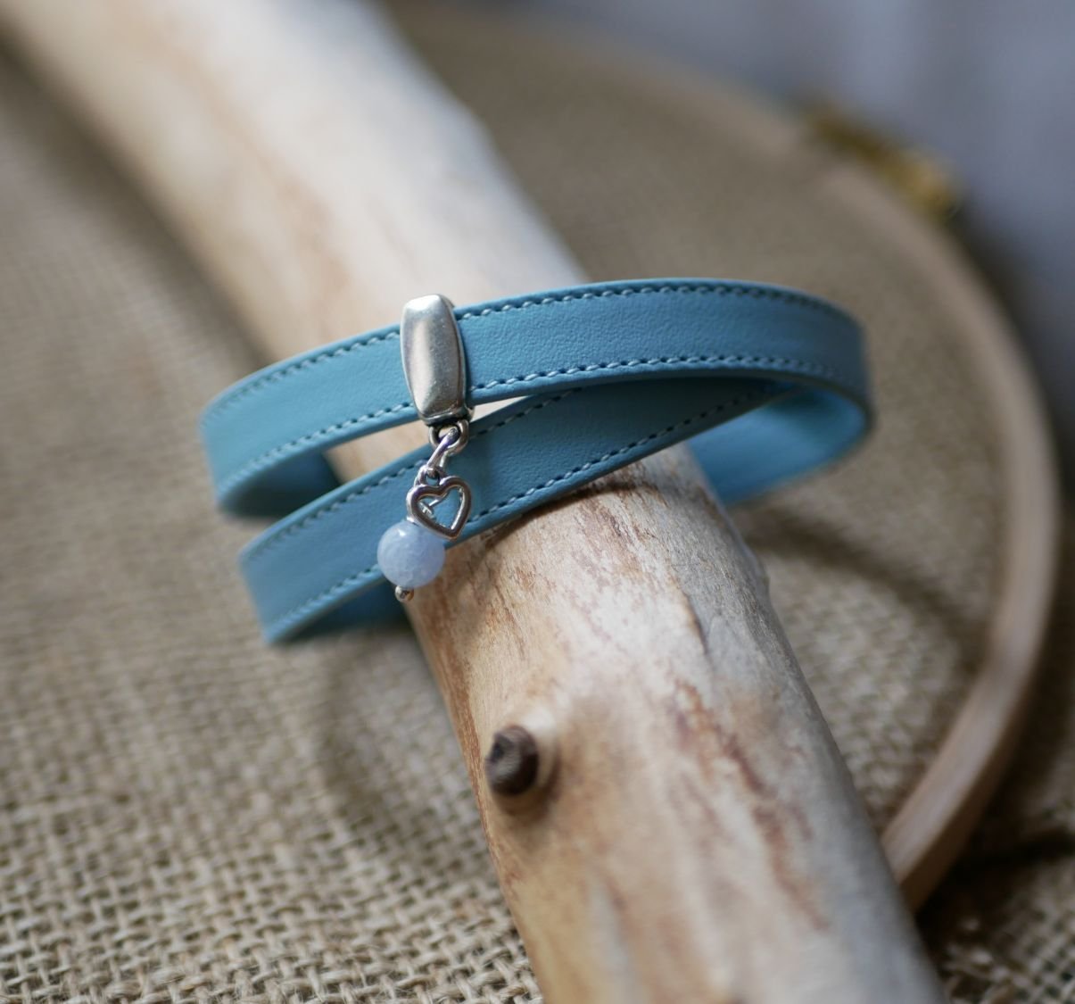 Bracelete dupla em pele azul celeste com pesponto e escolha de pendente