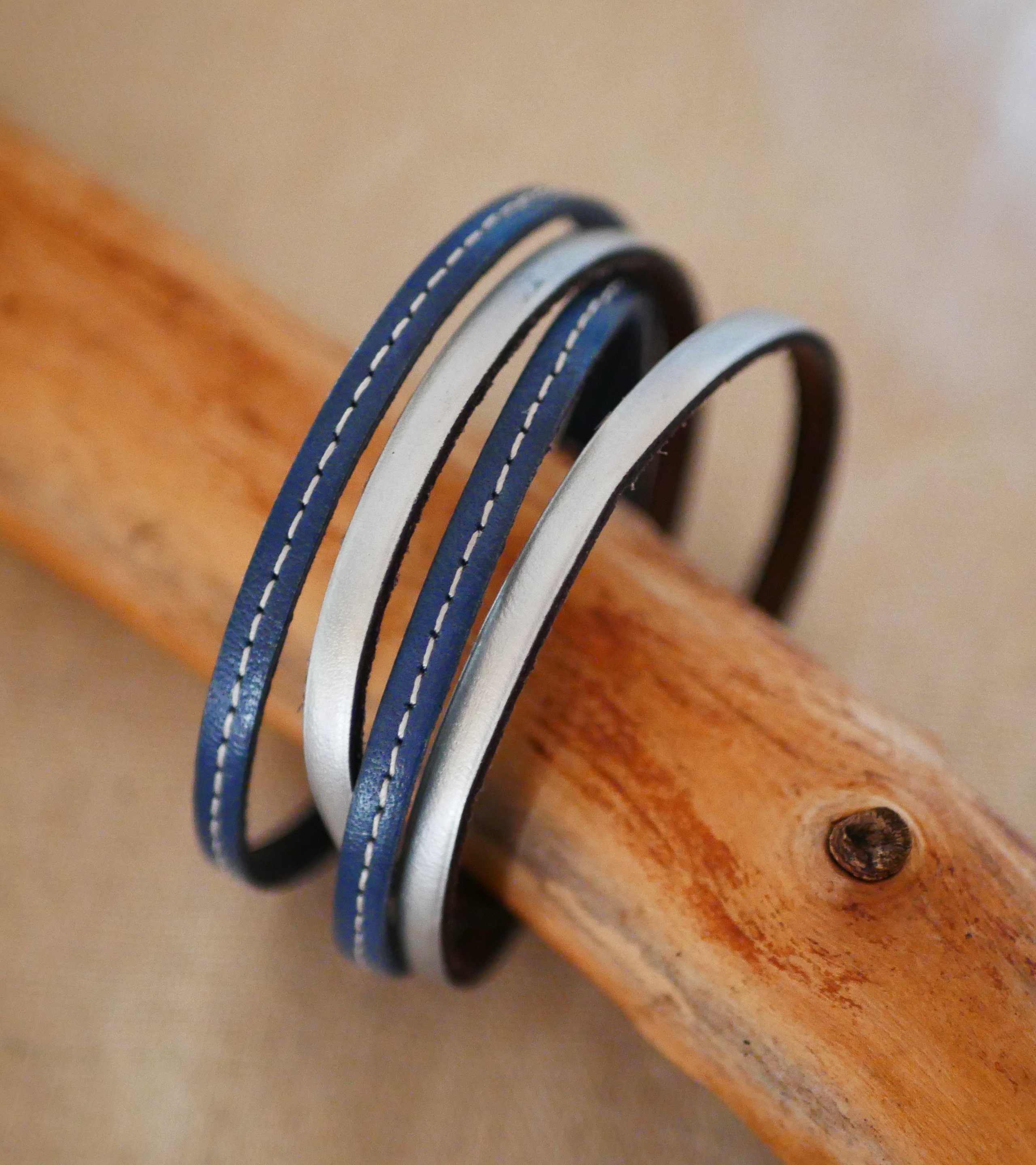 Bracelete dupla em pele azul com pesponto e escolha de cores para personalizar através de gravação