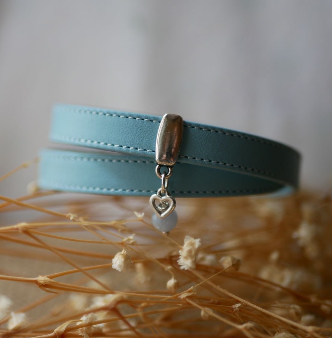 Bracelete dupla em pele azul celeste com pesponto e escolha de pendente