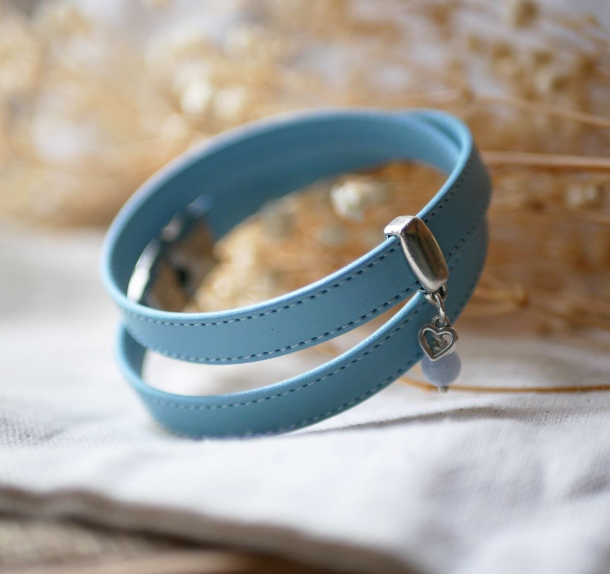 Bracelete dupla em pele azul celeste com pesponto e escolha de pendente