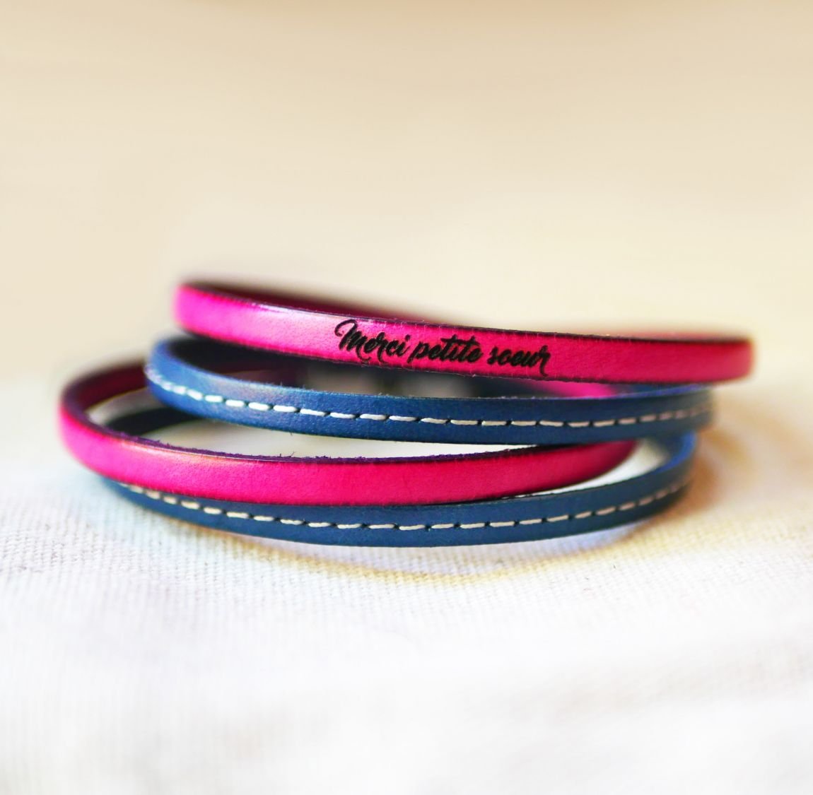 Bracelete dupla em pele azul com pesponto e escolha de cores para personalizar através de gravação