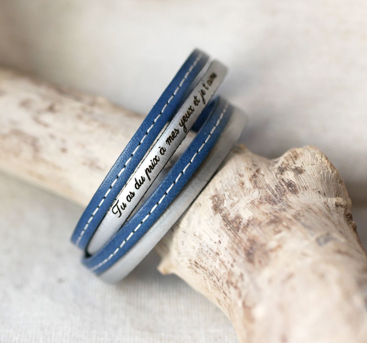 Bracelete dupla em pele azul com pesponto e escolha de cores para personalizar através de gravação