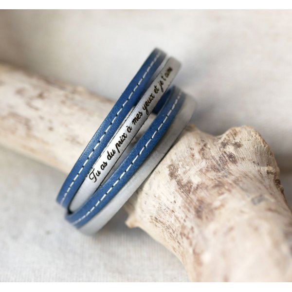 Bracelete dupla em pele azul com pesponto e escolha de cores para personalizar atrav&eacute;s de grava&ccedil;&atilde;o