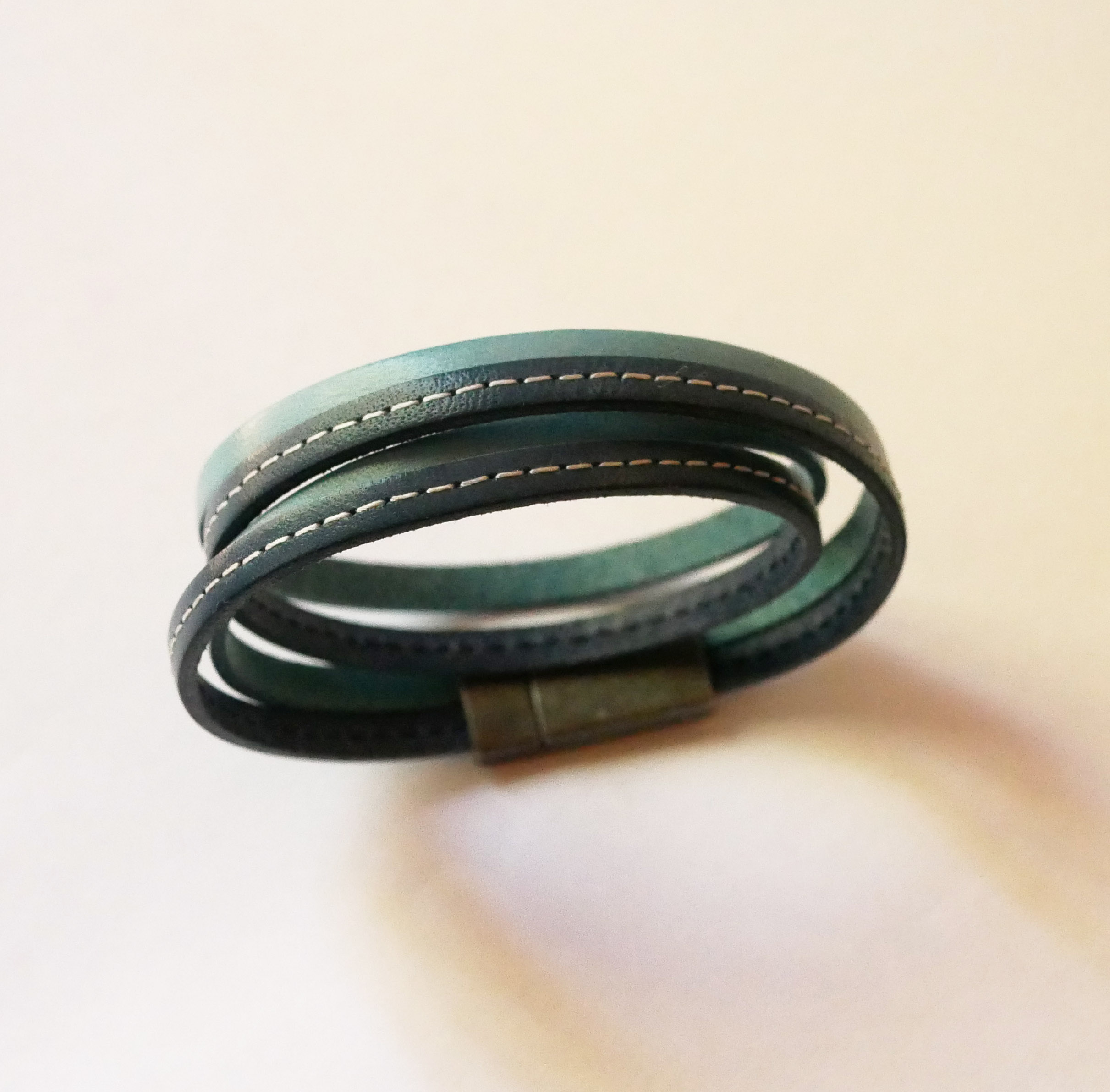 Bracelete em pele azul com costura dupla e fecho magnético