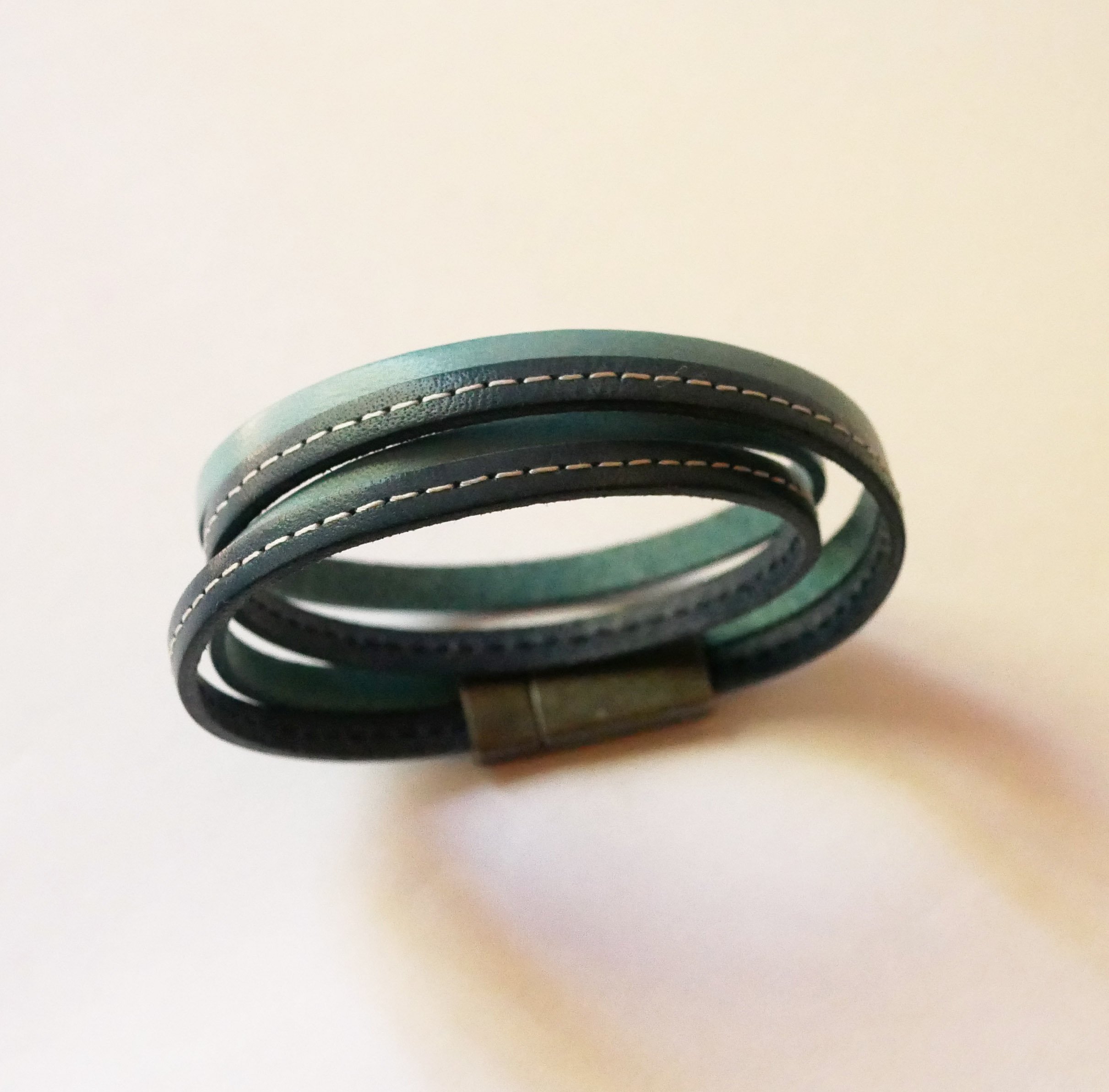 Bracelete em pele azul com costura dupla e fecho magn&eacute;tico