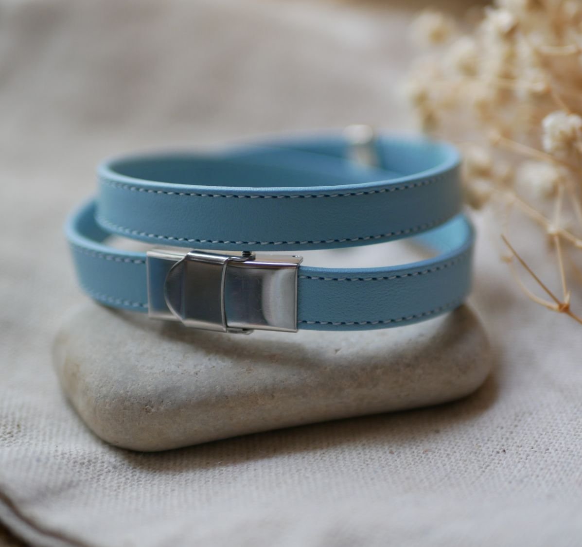 Bracelete dupla em pele azul celeste com pesponto e escolha de pendente