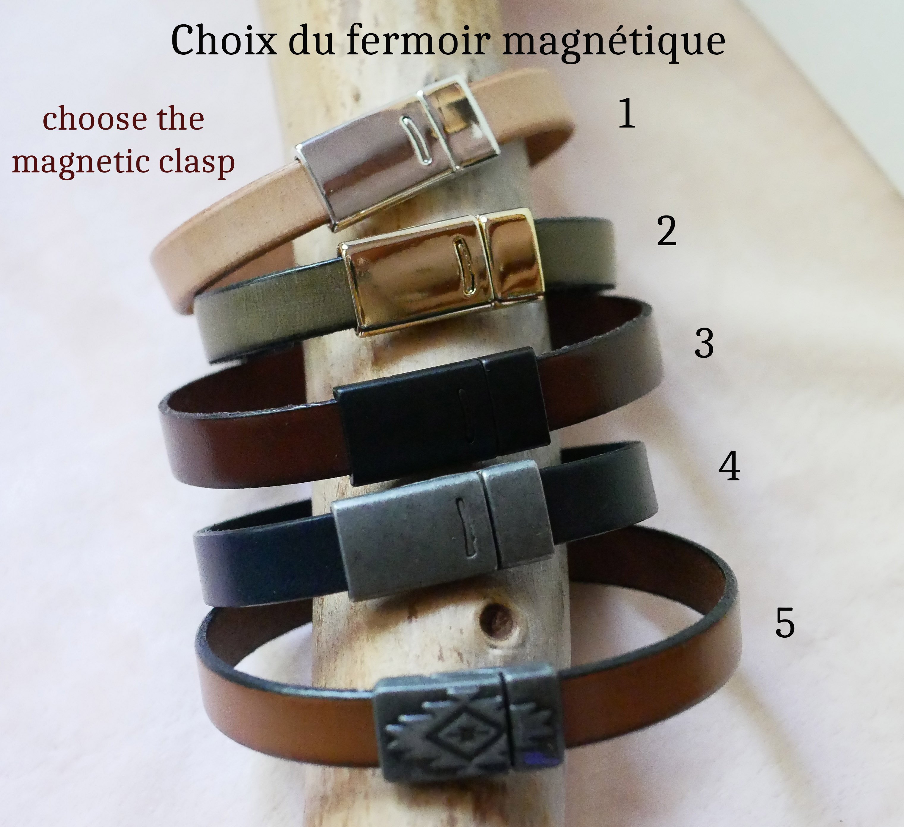 Bracelete em pele azul com costura dupla e fecho magnético
