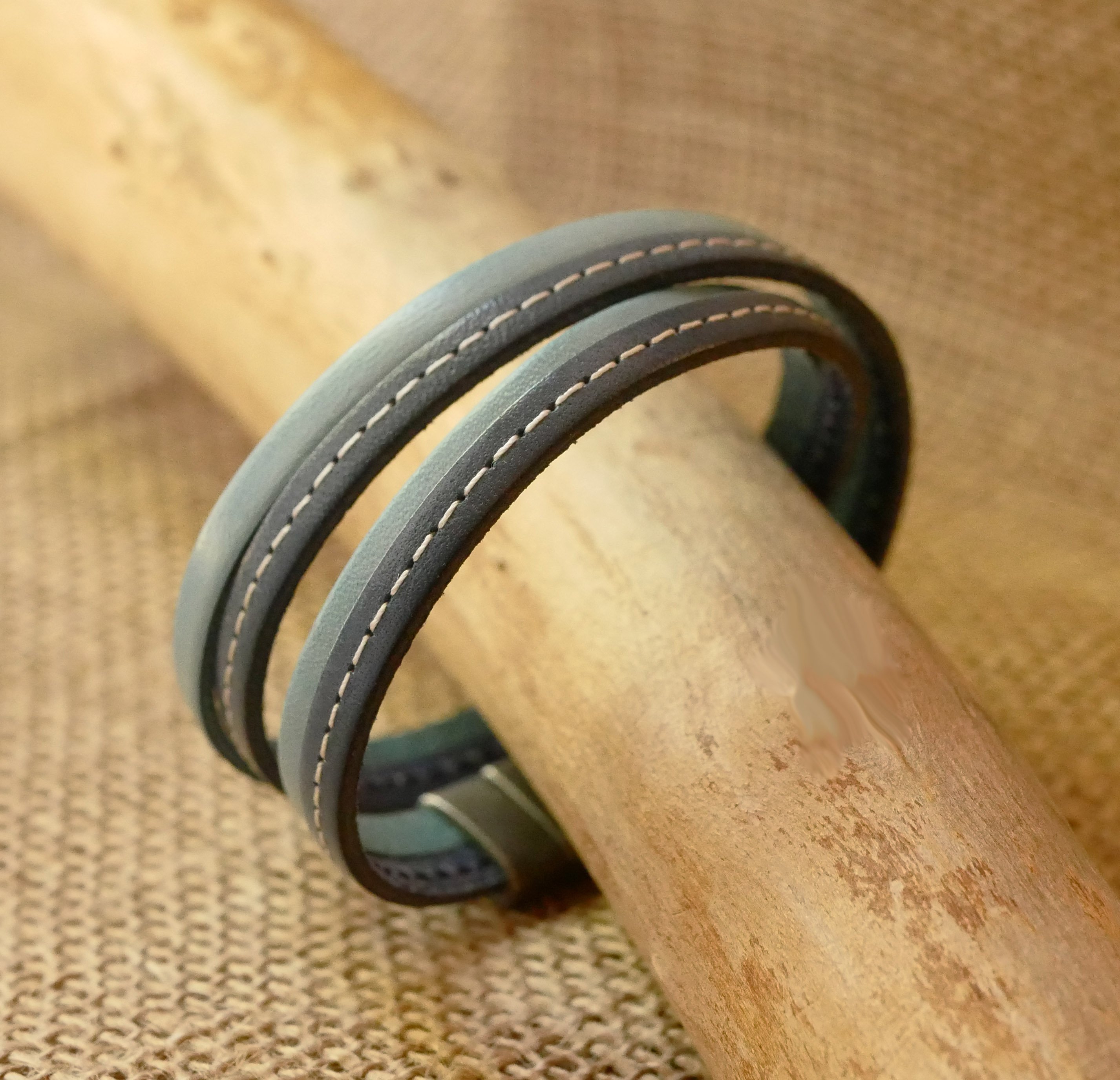 Bracelete dupla em pele azul com pesponto e escolha de cores para personalizar atrav&eacute;s de grava&ccedil;&atilde;o